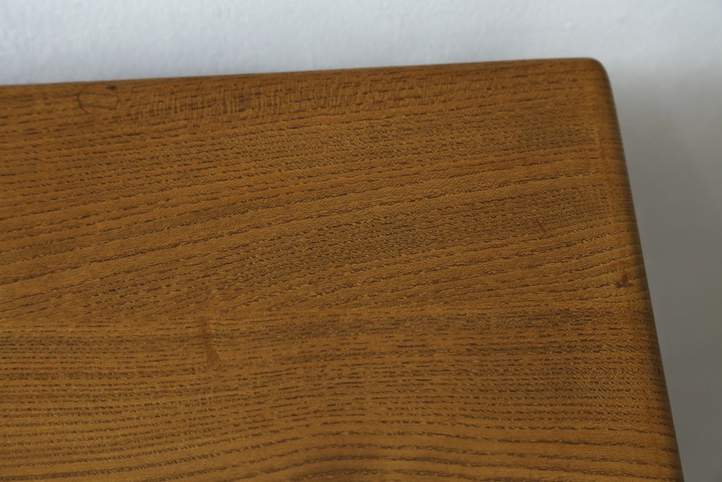 イギリスビンテージ　ERCOL(アーコール)　シンプルなデザインでお部屋に馴染みやすい3段チェスト　(R-062546)