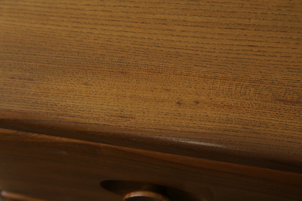 イギリスビンテージ　ERCOL(アーコール)　シンプルなデザインでお部屋に馴染みやすい3段チェスト　(R-062546)