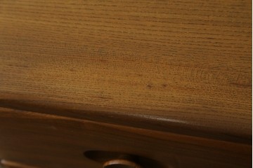イギリスビンテージ　ERCOL(アーコール)　シンプルなデザインでお部屋に馴染みやすい3段チェスト　(R-062546)
