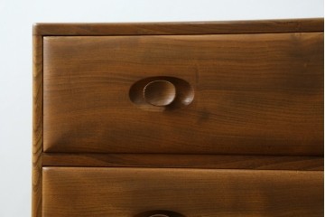 イギリスビンテージ　ERCOL(アーコール)　シンプルなデザインでお部屋に馴染みやすい3段チェスト　(R-062546)