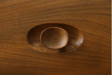 イギリスビンテージ　ERCOL(アーコール)　シンプルなデザインでお部屋に馴染みやすい3段チェスト　(R-062546)