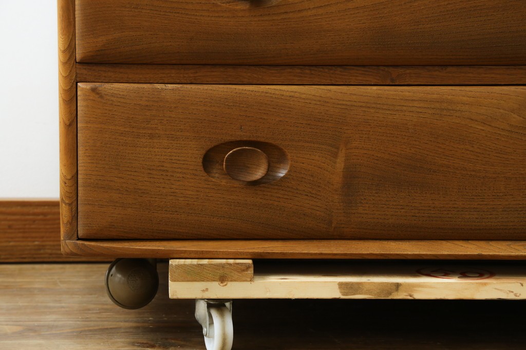 イギリスビンテージ　ERCOL(アーコール)　シンプルなデザインでお部屋に馴染みやすい3段チェスト　(R-062546)