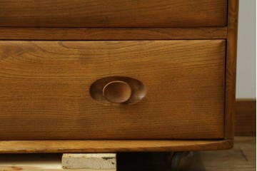 イギリスビンテージ　ERCOL(アーコール)　シンプルなデザインでお部屋に馴染みやすい3段チェスト　(R-062546)