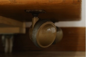 イギリスビンテージ　ERCOL(アーコール)　シンプルなデザインでお部屋に馴染みやすい3段チェスト　(R-062546)