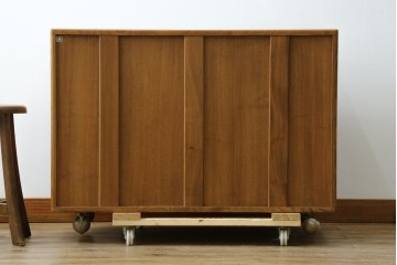 イギリスビンテージ　ERCOL(アーコール)　シンプルなデザインでお部屋に馴染みやすい3段チェスト　(R-062546)