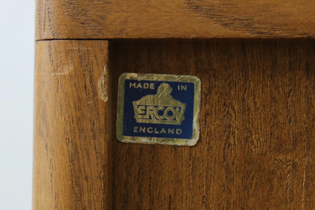 イギリスビンテージ　ERCOL(アーコール)　シンプルなデザインでお部屋に馴染みやすい3段チェスト　(R-062546)