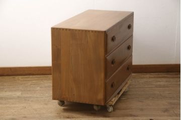 イギリスビンテージ　ERCOL(アーコール)　シンプルなデザインでお部屋に馴染みやすい3段チェスト(引き出し、ローチェスト、サイドチェスト、ローボード、サイドボード、ヴィンテージ)(R-062546)