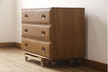 イギリスビンテージ　ERCOL(アーコール)　シンプルなデザインでお部屋に馴染みやすい3段チェスト(引き出し、ローチェスト、サイドチェスト、ローボード、サイドボード、ヴィンテージ)(R-062546)