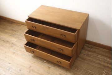 イギリスビンテージ　ERCOL(アーコール)　シンプルなデザインでお部屋に馴染みやすい3段チェスト(引き出し、ローチェスト、サイドチェスト、ローボード、サイドボード、ヴィンテージ)(R-062546)