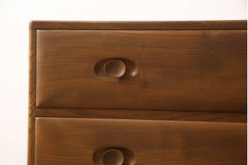 イギリスビンテージ　ERCOL(アーコール)　シンプルなデザインでお部屋に馴染みやすい3段チェスト(引き出し、ローチェスト、サイドチェスト、ローボード、サイドボード、ヴィンテージ)(R-062546)