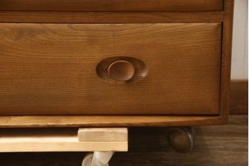 イギリスビンテージ　ERCOL(アーコール)　シンプルなデザインでお部屋に馴染みやすい3段チェスト(引き出し、ローチェスト、サイドチェスト、ローボード、サイドボード、ヴィンテージ)(R-062546)