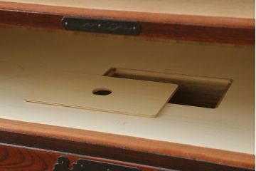 中古　欅産業　木目が美しく高級感溢れる漆塗りの仙台箪笥 (衣装箪笥、和タンス、引き出し、収納たんす、整理箪笥)(R-062547)