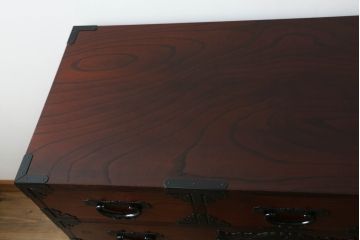 中古　欅産業　木目が美しく高級感溢れる漆塗りの仙台箪笥 (衣装箪笥、和タンス、引き出し、収納たんす、整理箪笥)(R-062547)