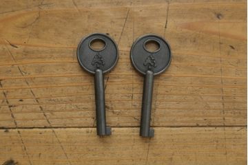 中古　欅産業　木目が美しく高級感溢れる漆塗りの仙台箪笥 (衣装箪笥、和タンス、引き出し、収納たんす、整理箪笥)(R-062547)