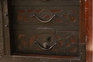 和製アンティーク　明治期　極上　美品　漆塗り　丸に三つ巴の家紋入り　繊細な透かし金具に目を奪われる珠玉の八幡箪笥(佐渡箪笥、衣装箪笥)(R-062548)