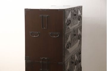 和製アンティーク　明治期　極上　美品　漆塗り　丸に三つ巴の家紋入り　繊細な透かし金具に目を奪われる珠玉の八幡箪笥(佐渡箪笥、衣装箪笥)(R-062548)