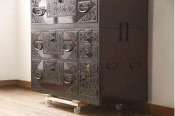 和製アンティーク　明治期　極上　美品　漆塗り　丸に三つ巴の家紋入り　繊細な透かし金具に目を奪われる珠玉の八幡箪笥(佐渡箪笥、衣装箪笥)(R-062548)