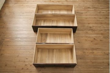 和製アンティーク　明治期　極上　美品　漆塗り　丸に三つ巴の家紋入り　繊細な透かし金具に目を奪われる珠玉の八幡箪笥(佐渡箪笥、衣装箪笥)(R-062548)