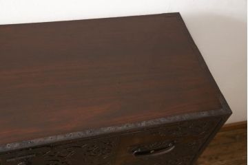 和製アンティーク　明治期　極上　美品　漆塗り　丸に三つ巴の家紋入り　繊細な透かし金具に目を奪われる珠玉の八幡箪笥(佐渡箪笥、衣装箪笥)(R-062548)