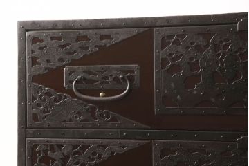 和製アンティーク　明治期　極上　美品　漆塗り　丸に三つ巴の家紋入り　繊細な透かし金具に目を奪われる珠玉の八幡箪笥(佐渡箪笥、衣装箪笥)(R-062548)