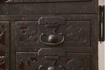 和製アンティーク　明治期　極上　美品　漆塗り　丸に三つ巴の家紋入り　繊細な透かし金具に目を奪われる珠玉の八幡箪笥(佐渡箪笥、衣装箪笥)(R-062548)