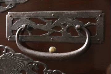 和製アンティーク　明治期　極上　美品　漆塗り　丸に三つ巴の家紋入り　繊細な透かし金具に目を奪われる珠玉の八幡箪笥(佐渡箪笥、衣装箪笥)(R-062548)