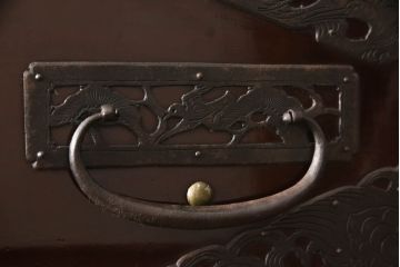和製アンティーク　明治期　極上　美品　漆塗り　丸に三つ巴の家紋入り　繊細な透かし金具に目を奪われる珠玉の八幡箪笥(佐渡箪笥、衣装箪笥)(R-062548)