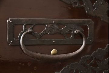 和製アンティーク　明治期　極上　美品　漆塗り　丸に三つ巴の家紋入り　繊細な透かし金具に目を奪われる珠玉の八幡箪笥(佐渡箪笥、衣装箪笥)(R-062548)