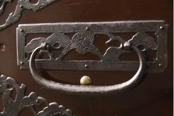 和製アンティーク　明治期　極上　美品　漆塗り　丸に三つ巴の家紋入り　繊細な透かし金具に目を奪われる珠玉の八幡箪笥(佐渡箪笥、衣装箪笥)(R-062548)