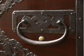 和製アンティーク　明治期　極上　美品　漆塗り　丸に三つ巴の家紋入り　繊細な透かし金具に目を奪われる珠玉の八幡箪笥(佐渡箪笥、衣装箪笥)(R-062548)