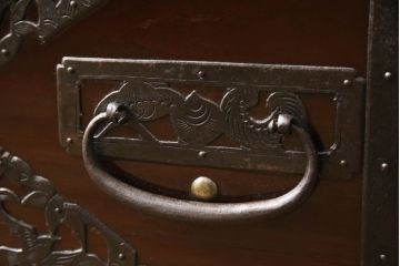 和製アンティーク　明治期　極上　美品　漆塗り　丸に三つ巴の家紋入り　繊細な透かし金具に目を奪われる珠玉の八幡箪笥(佐渡箪笥、衣装箪笥)(R-062548)