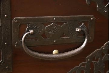和製アンティーク　明治期　極上　美品　漆塗り　丸に三つ巴の家紋入り　繊細な透かし金具に目を奪われる珠玉の八幡箪笥(佐渡箪笥、衣装箪笥)(R-062548)