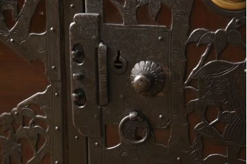 和製アンティーク　明治期　極上　美品　漆塗り　丸に三つ巴の家紋入り　繊細な透かし金具に目を奪われる珠玉の八幡箪笥(佐渡箪笥、衣装箪笥)(R-062548)