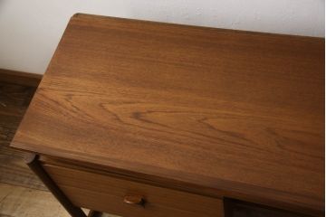 北欧ビンテージ家具　チーク材　ユニークなデザインがお洒落!!ミッドセンチュリースタイルにもおすすめな両袖デスク(ニーホールデスク、ワークデスク、在宅用、在宅ワーク用、机、引き出し、ヴィンテージ)(R-062549)