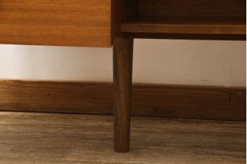北欧ビンテージ家具　チーク材　ユニークなデザインがお洒落!!ミッドセンチュリースタイルにもおすすめな両袖デスク(ニーホールデスク、ワークデスク、在宅用、在宅ワーク用、机、引き出し、ヴィンテージ)(R-062549)