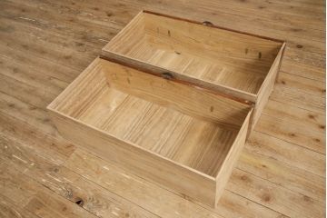 和製アンティーク　明治期　上手物　前面タモ材　水紋を描くような杢目と花の意匠が施された金具がアクセントの庄内箪笥ローボード(時代箪笥、整理たんす、収納タンス、引き出し、ローチェスト)(R-062552)