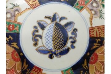 明治期　伊万里焼　錦手　金襴手　染錦　二重角富(角冨)　金彩　色絵　桃図　草花文　8.3寸皿　約25cm　煌びやかで豪華な絵付けの大皿2枚セット(深皿、和皿、和食器、八寸三分)(R-062553)