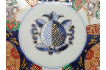明治期　伊万里焼　錦手　金襴手　染錦　二重角富(角冨)　金彩　色絵　桃図　草花文　8.3寸皿　約25cm　煌びやかで豪華な絵付けの大皿2枚セット(深皿、和皿、和食器、八寸三分)(R-062554)