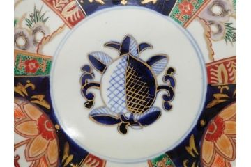 明治期　伊万里焼　錦手　金襴手　染錦　二重角富(角冨)　金彩　色絵　桃図　草花文　8.3寸皿　約25cm　煌びやかで豪華な絵付けの大皿2枚セット(深皿、和皿、和食器、八寸三分)(R-062555)