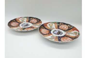明治期　伊万里焼　錦手　金襴手　染錦　二重角富(角冨)　金彩　色絵　桃図　草花文　8.3寸皿　約25cm　煌びやかで豪華な絵付けの大皿2枚セット(深皿、和皿、和食器、八寸三分)(R-062557)