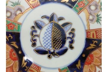 明治期　伊万里焼　錦手　金襴手　染錦　二重角富(角冨)　金彩　色絵　桃図　草花文　8.3寸皿　約25cm　煌びやかで豪華な絵付けの大皿2枚セット(深皿、和皿、和食器、八寸三分)(R-062557)