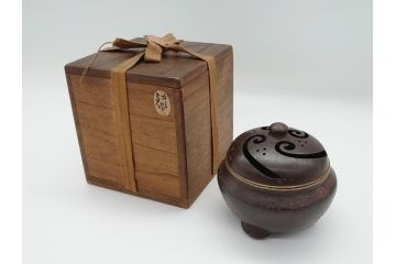 希少　金寿堂　名人　雨宮宗造　龍毛彫り　鐡香炉　鉄製(共箱付き、香爐、三つ脚)(R-062569)