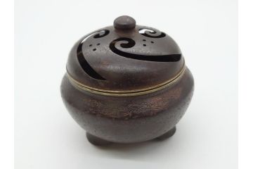 希少　金寿堂　名人　雨宮宗造　龍毛彫り　鐡香炉　鉄製(共箱付き、香爐、三つ脚)(R-062569)
