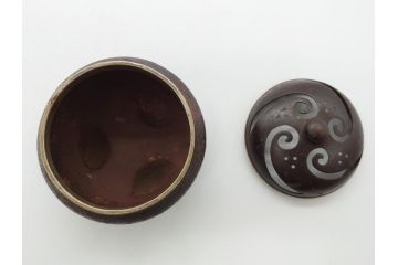 希少　金寿堂　名人　雨宮宗造　龍毛彫り　鐡香炉　鉄製(共箱付き、香爐、三つ脚)(R-062569)
