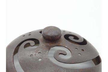 希少　金寿堂　名人　雨宮宗造　龍毛彫り　鐡香炉　鉄製(共箱付き、香爐、三つ脚)(R-062569)