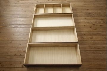 中古　美品　大阪屋家具店　軽井沢彫り　咲き誇る桜が見事に彫刻されたサイドチェスト(衣装箪笥、和タンス、引き出し、サイドボード)(R-062576)