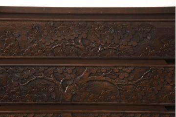 中古　美品　大阪屋家具店　軽井沢彫り　咲き誇る桜が見事に彫刻されたサイドチェスト(衣装箪笥、和タンス、引き出し、サイドボード)(R-062576)