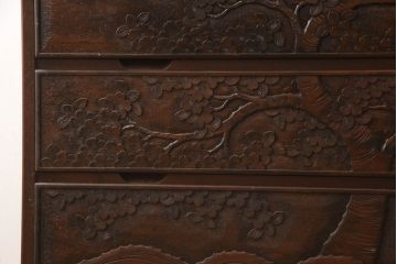 中古　美品　大阪屋家具店　軽井沢彫り　咲き誇る桜が見事に彫刻されたサイドチェスト(衣装箪笥、和タンス、引き出し、サイドボード)(R-062576)