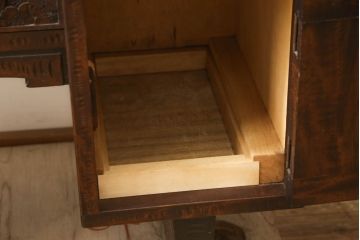 中古　軽井沢彫り　趣ある木の色合いと凝った桜の意匠が和の雰囲気を高めるドレッサーとスツールのセット(鏡台、化粧台、ミラー)(R-062577)