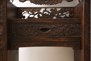 中古　軽井沢彫り　趣ある木の色合いと凝った桜の意匠が和の雰囲気を高めるドレッサーとスツールのセット(鏡台、化粧台、ミラー)(R-062577)